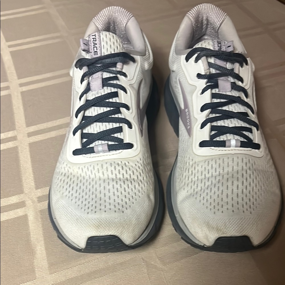 Brooks Trace 1 Womens 10.5 B White Gray Running Walking Gym Sneaker Comfort